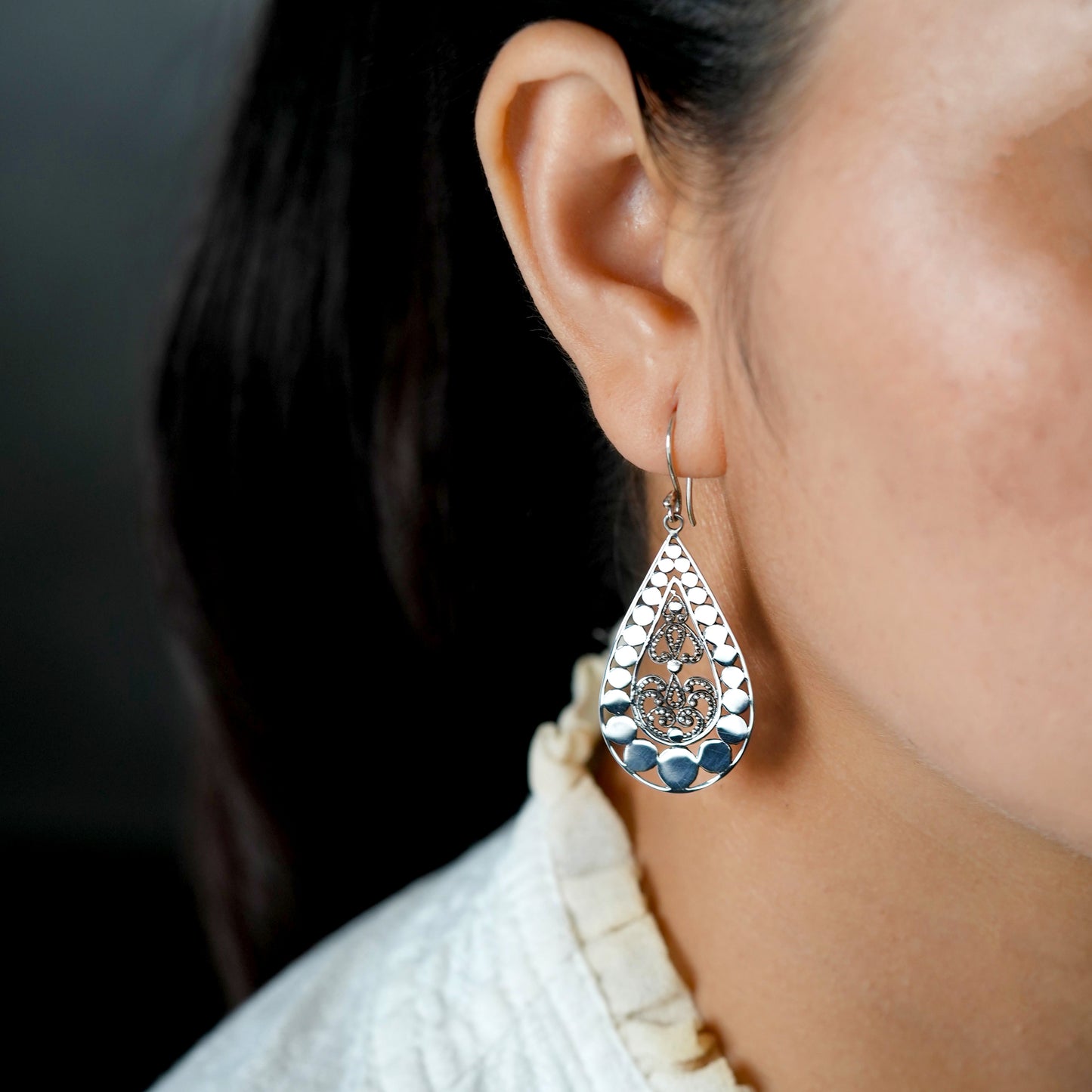 EARRING DANGLE PEARSHAPE BUN AND DOTS