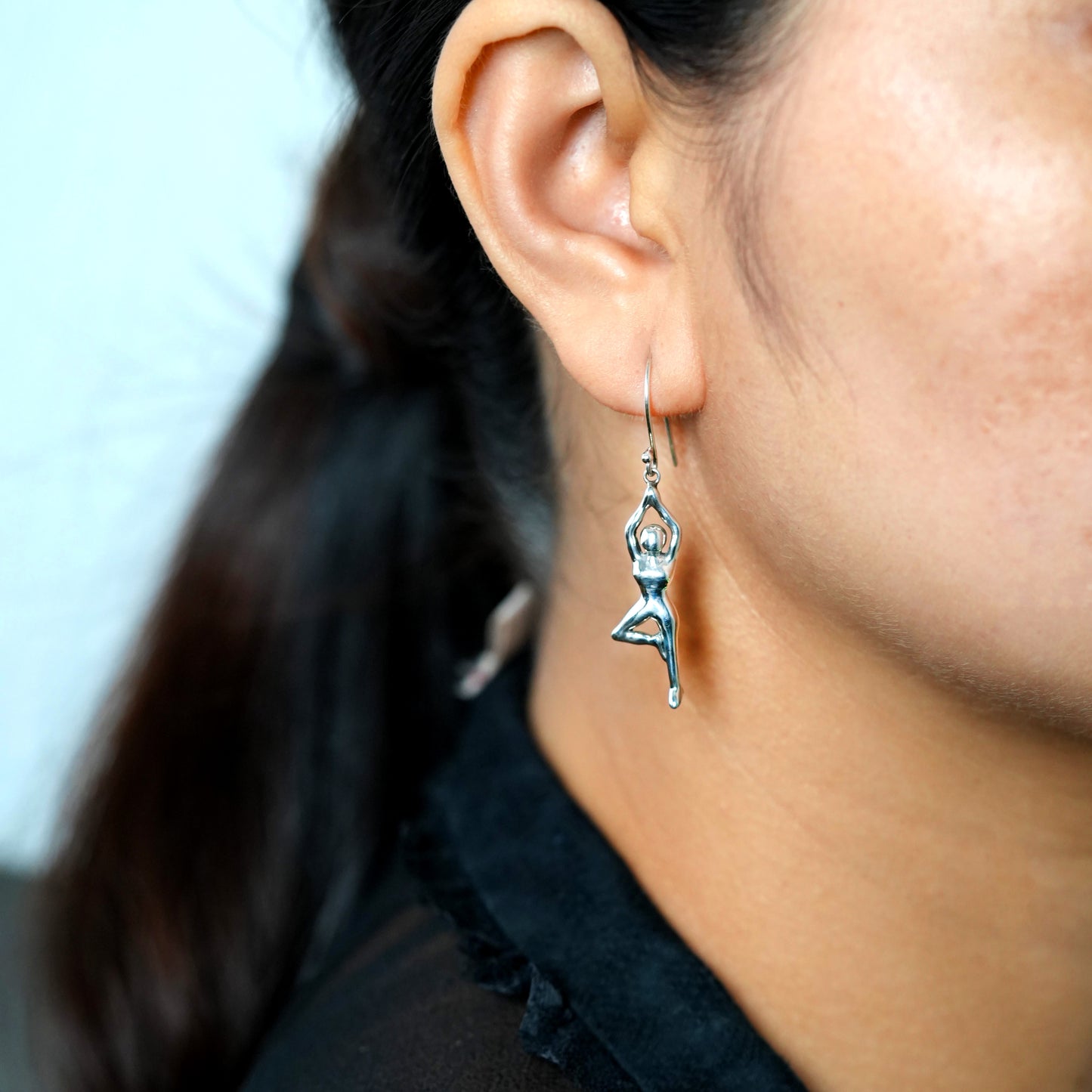 EARRING YOGA VRKSASANA (TREE POSE)