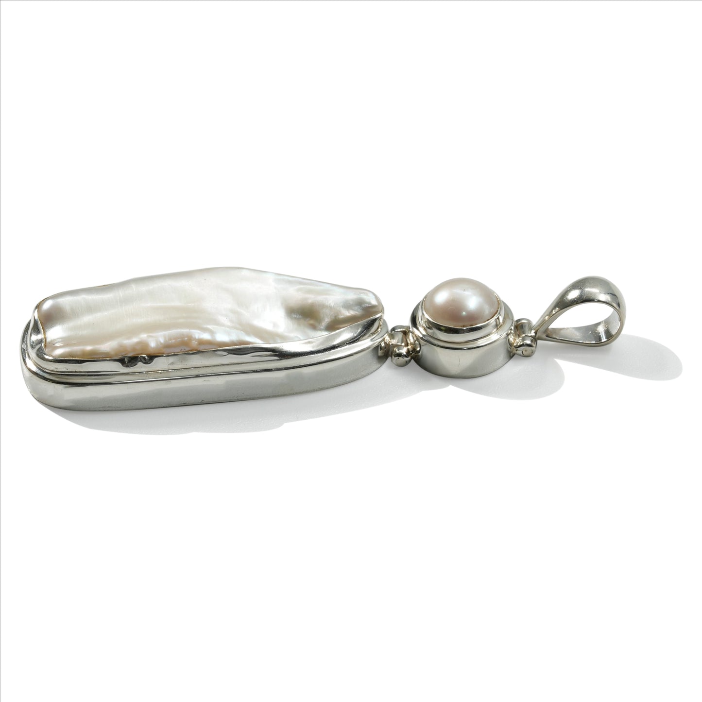 PENDANT WITH FRESH WATER AND KESHI PEARL