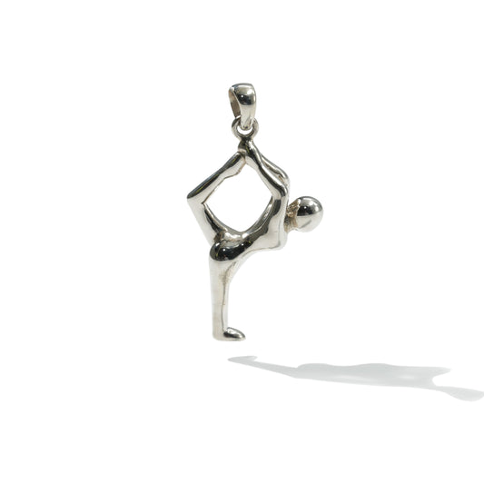 PENDANT YOGA NATARAJASANA (LORD OF DANCERS POSE)