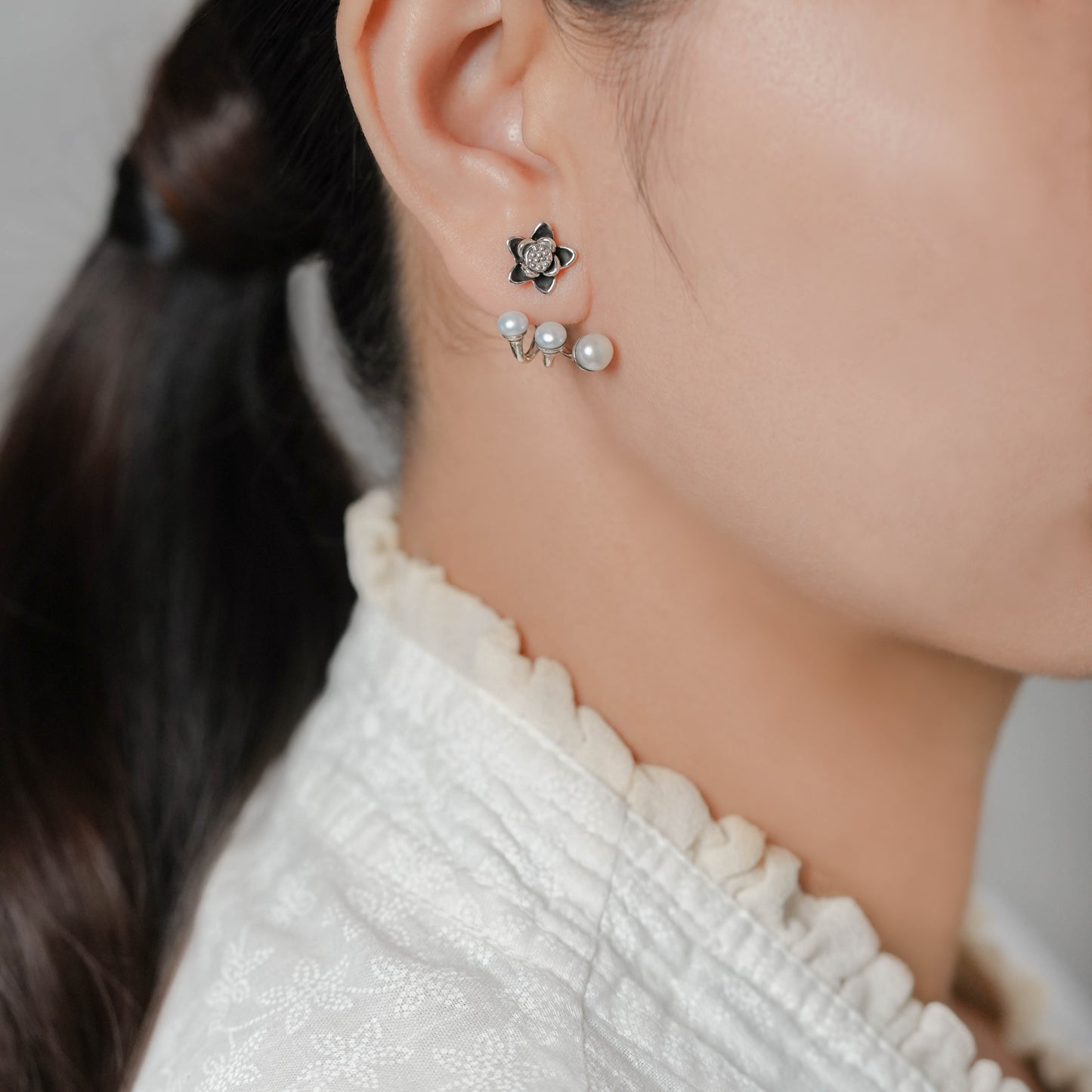 EAR JACKET LOTUS FLOWER AND THREE PEARLS